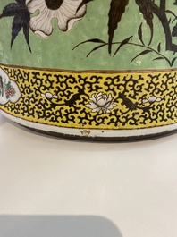 Un grand vase couvert en porcelaine de Chine 'Dayazhai' &agrave; fond vert, 19&egrave;me