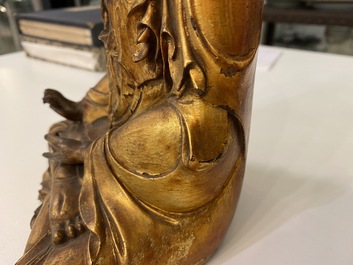 Une figure de Bouddha en bois laqu&eacute; et dor&eacute;, Chine, Ming
