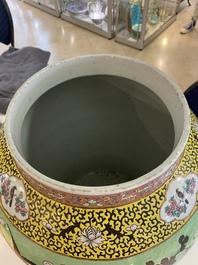 Un grand vase couvert en porcelaine de Chine 'Dayazhai' &agrave; fond vert, 19&egrave;me