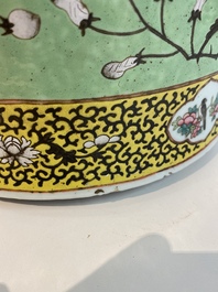 Un grand vase couvert en porcelaine de Chine 'Dayazhai' &agrave; fond vert, 19&egrave;me