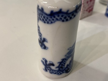 Onze tabati&egrave;res en porcelaine de Chine, la plupart en bleu et blanc, 19/20&egrave;me