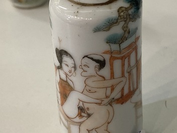 Trois tabati&egrave;res en porcelaine de Chine famille rose et en rouge de fer dont une &agrave; d&eacute;cor &eacute;rotique, 19&egrave;me