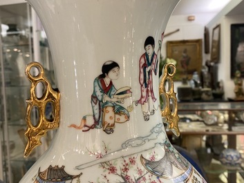 Un vase en porcelaine de Chine famille rose &agrave; double d&eacute;cor et un en biscuit &eacute;maill&eacute; &agrave; d&eacute;cor d'animaux mythiques, 19/20&egrave;me