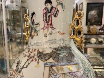 Un vase en porcelaine de Chine famille rose &agrave; double d&eacute;cor et un en biscuit &eacute;maill&eacute; &agrave; d&eacute;cor d'animaux mythiques, 19/20&egrave;me