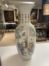 Un vase en porcelaine de Chine famille rose &agrave; double d&eacute;cor et un en biscuit &eacute;maill&eacute; &agrave; d&eacute;cor d'animaux mythiques, 19/20&egrave;me