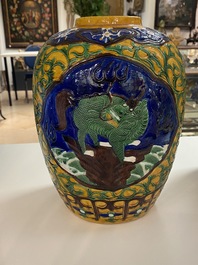 Un vase en porcelaine de Chine famille rose &agrave; double d&eacute;cor et un en biscuit &eacute;maill&eacute; &agrave; d&eacute;cor d'animaux mythiques, 19/20&egrave;me