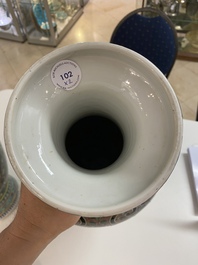 Une paire de vases en porcelaine de Chine famille noire, 19&egrave;me