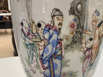 Un vase en porcelaine de Chine famille rose &agrave; double d&eacute;cor et un en biscuit &eacute;maill&eacute; &agrave; d&eacute;cor d'animaux mythiques, 19/20&egrave;me