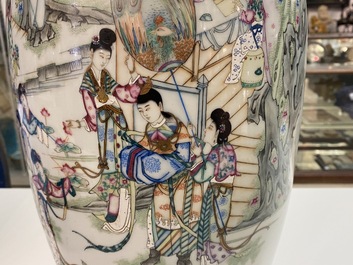 Un vase en porcelaine de Chine famille rose &agrave; double d&eacute;cor et un en biscuit &eacute;maill&eacute; &agrave; d&eacute;cor d'animaux mythiques, 19/20&egrave;me