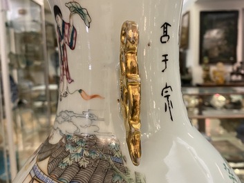 Un vase en porcelaine de Chine famille rose &agrave; double d&eacute;cor et un en biscuit &eacute;maill&eacute; &agrave; d&eacute;cor d'animaux mythiques, 19/20&egrave;me