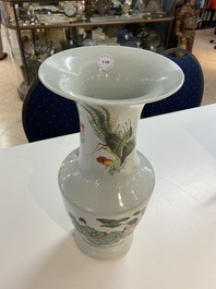 Un vase en porcelaine de Chine famille rose &agrave; d&eacute;cor narratif, 18/19&egrave;me