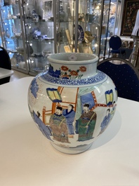 Un vase de forme globulaire en porcelaine de Chine wucai &agrave; d&eacute;cor narratif, 19/20&egrave;me