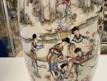 Un vase en porcelaine de Chine famille rose &agrave; double d&eacute;cor et un en biscuit &eacute;maill&eacute; &agrave; d&eacute;cor d'animaux mythiques, 19/20&egrave;me