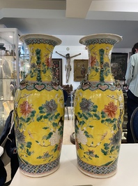 Une paire de vases en porcelaine de Chine famille rose &agrave; fond jaune, 19&egrave;me