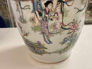 Un vase en porcelaine de Chine famille rose &agrave; double d&eacute;cor et un en biscuit &eacute;maill&eacute; &agrave; d&eacute;cor d'animaux mythiques, 19/20&egrave;me