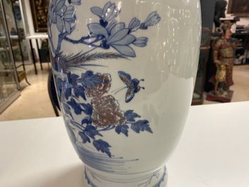 Un vase en porcelaine de Chine en bleu, blanc et rouge de cuivre, 18/19&egrave;me