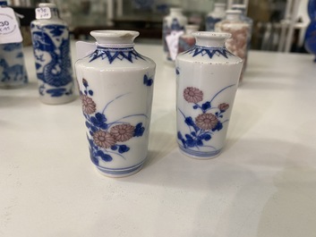 Een paar Chinese blauw-witte en koperrode miniatuur vaasjes of snuifflessen, Qing Feng merk, 18/19e eeuw