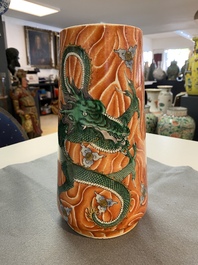 Un vase de forme cylindrique en porcelaine de Chine famille verte &agrave; d&eacute;cor de dragons sur fond faux-bois, 19/20&egrave;me