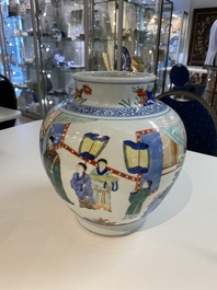 Un vase de forme globulaire en porcelaine de Chine wucai &agrave; d&eacute;cor narratif, 19/20&egrave;me