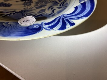 Un plat en porcelaine de Chine en bleu et blanc &agrave; d&eacute;cor de la 'Cultivation de th&eacute;', Qianlong