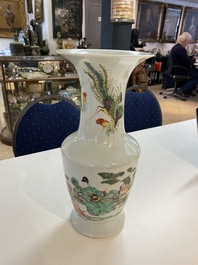 Un vase en porcelaine de Chine famille rose &agrave; d&eacute;cor narratif, 18/19&egrave;me