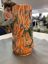 Un vase de forme cylindrique en porcelaine de Chine famille verte &agrave; d&eacute;cor de dragons sur fond faux-bois, 19/20&egrave;me
