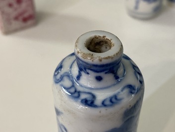 Onze tabati&egrave;res en porcelaine de Chine, la plupart en bleu et blanc, 19/20&egrave;me