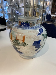 Un vase de forme globulaire en porcelaine de Chine wucai &agrave; d&eacute;cor narratif, 19/20&egrave;me