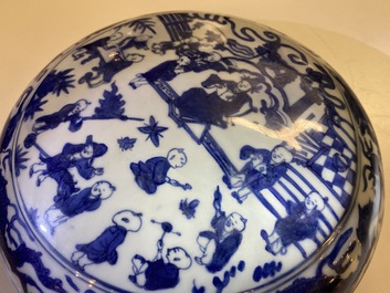 Un couvercle d'une bo&icirc;te ronde en porcelaine de Chine en bleu et blanc &agrave; d&eacute;cor des '100 gar&ccedil;ons', Wanli
