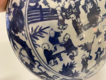 Un couvercle d'une bo&icirc;te ronde en porcelaine de Chine en bleu et blanc &agrave; d&eacute;cor des '100 gar&ccedil;ons', Wanli