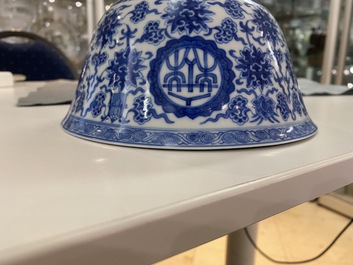 Une paire de bols 'wan shou wu jiang' en porcelaine de Chine en bleu et blanc, marque et &eacute;poque de Qianlong