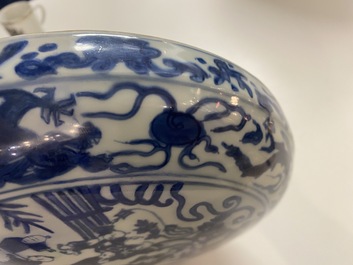 Un couvercle d'une bo&icirc;te ronde en porcelaine de Chine en bleu et blanc &agrave; d&eacute;cor des '100 gar&ccedil;ons', Wanli