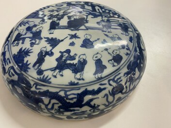 Un couvercle d'une bo&icirc;te ronde en porcelaine de Chine en bleu et blanc &agrave; d&eacute;cor des '100 gar&ccedil;ons', Wanli