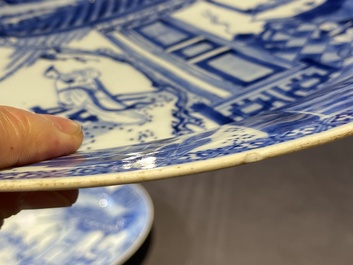 Une paire de plats en porcelaine de Chine en bleu et blanc &agrave; d&eacute;cor d'une sc&egrave;ne du 'Xi Xiang Ji', Yongzheng