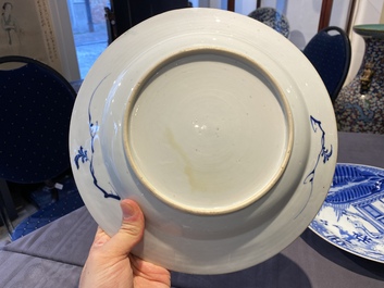 Une paire de plats en porcelaine de Chine en bleu et blanc &agrave; d&eacute;cor d'une sc&egrave;ne du 'Xi Xiang Ji', Yongzheng