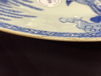 Une paire de plats en porcelaine de Chine en bleu et blanc &agrave; d&eacute;cor d'une sc&egrave;ne du 'Xi Xiang Ji', Yongzheng