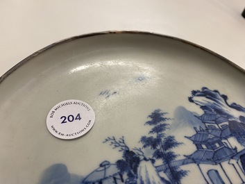 Une coupe &agrave; d&eacute;cor d'un paysage en porcelaine de Chine 'Bleu de Hue' pour le Vietnam, marque de la famille Nguyen, 18&egrave;me