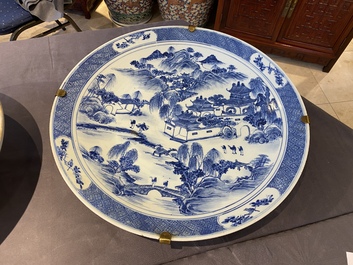 Un grand plat en porcelaine de Chine en bleu et blanc et un bol &agrave; d&eacute;cor floral, 19&egrave;me