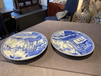 Une paire de plats en porcelaine de Chine en bleu et blanc &agrave; d&eacute;cor d'une sc&egrave;ne du 'Xi Xiang Ji', Yongzheng