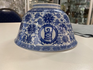 Une paire de bols 'wan shou wu jiang' en porcelaine de Chine en bleu et blanc, marque et &eacute;poque de Qianlong