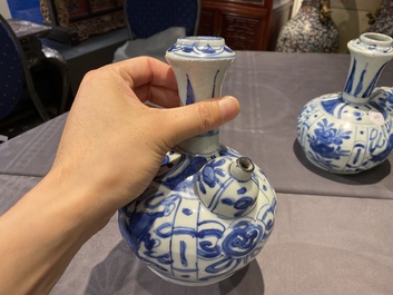 Trois kendis en porcelaine de Chine en bleu et blanc, Wanli