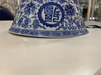 Een paar Chinese blauw-witte 'wan shou wu jiang' kommen, Qianlong merk en periode