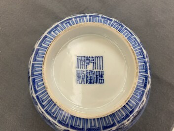 Une paire de bols 'wan shou wu jiang' en porcelaine de Chine en bleu et blanc, marque et &eacute;poque de Qianlong