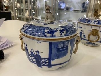 Een paar Chinese blauw-witte dekselpotten met verhalend decor, 19e eeuw
