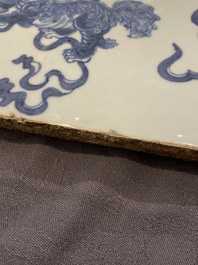 Une grande plaque en porcelaine de Chine en bleu et blanc &agrave; d&eacute;cor de lions bouddhistes, 19&egrave;me