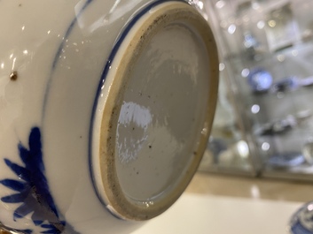 Une paire de bols couverts en porcelaine de Chine en bleu et blanc, 19&egrave;me