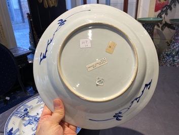 Une paire de plats en porcelaine de Chine en bleu et blanc &agrave; d&eacute;cor d'une sc&egrave;ne du 'Xi Xiang Ji', Yongzheng