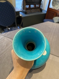Un vase de forme bouteille en porcelaine de Chine en turquoise monochrome, 18&egrave;me