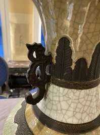 Une paire de vases dite 'de Nankin' sur socles en bronze, Chine, 19&egrave;me