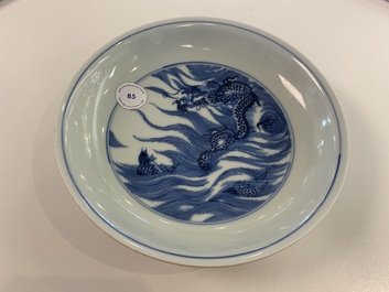Een Chinees blauw-wit 'draak en karper' bord, Kangxi merk, Republiek